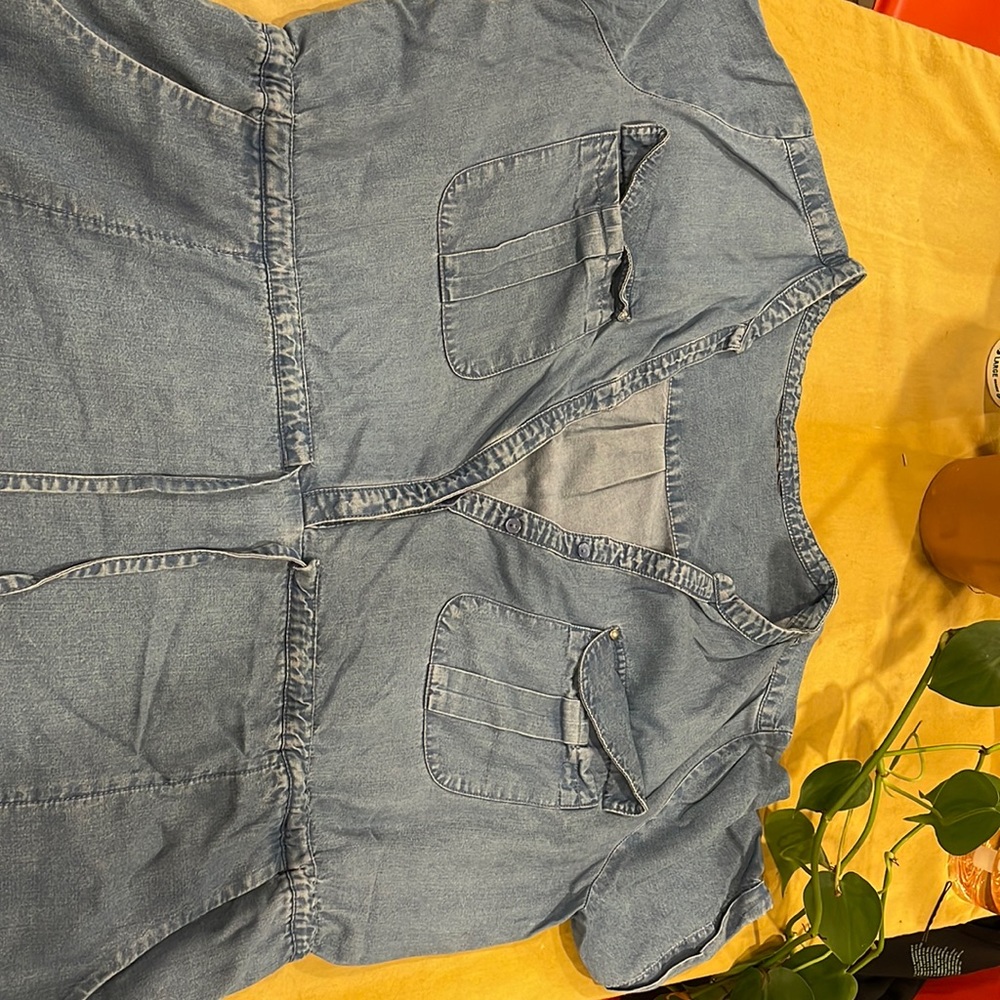 Denim cotton midi dress with pockets! Cinched waist and tie around belt